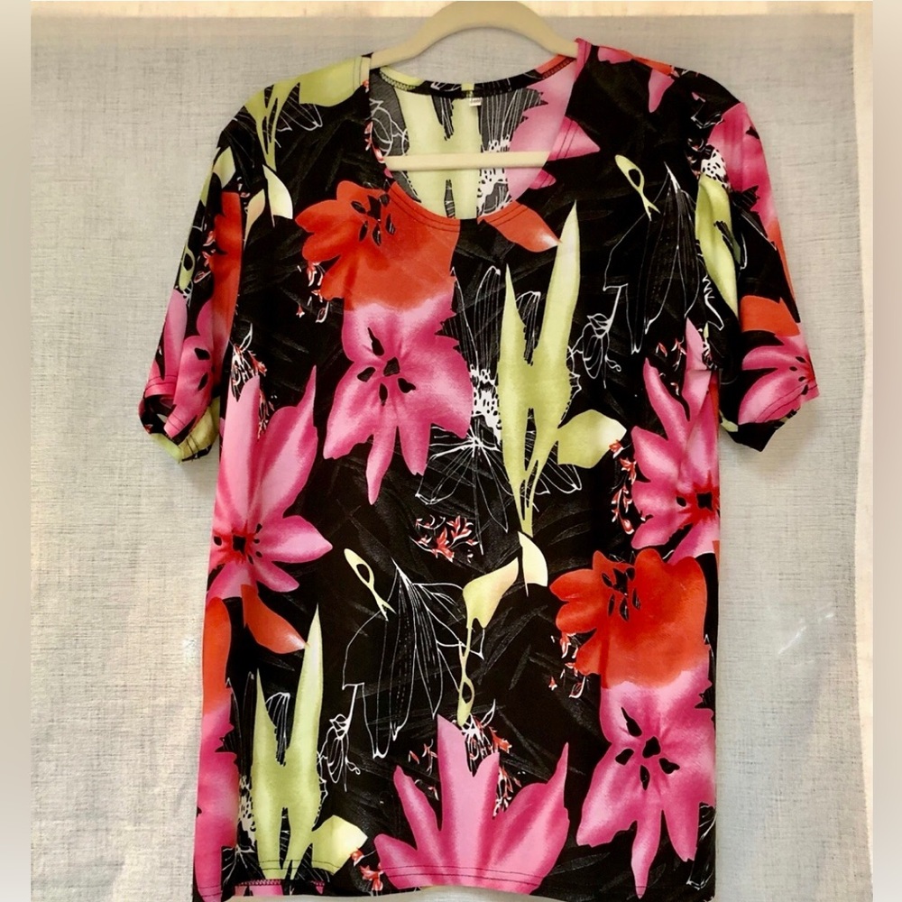 Women’s jersey T-shirt,floral print.Size L, 26” long, ptp 20”,sleeve length 10”.